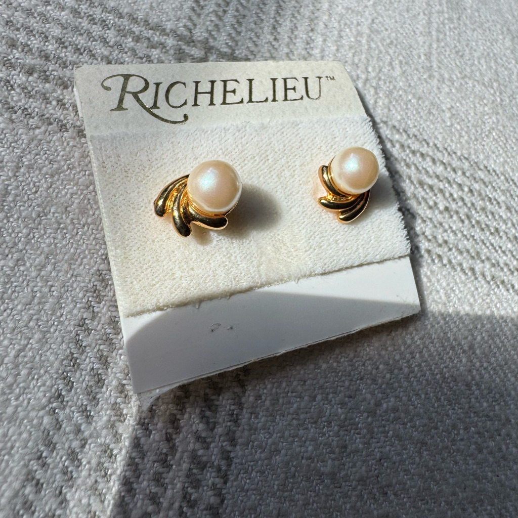 Richelieu Gold And Cream Pearl Earrings 9$
